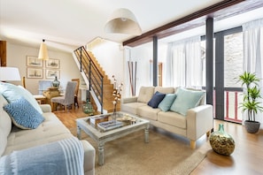 Appartement, 3 chambres | Salle de séjour | Téléviseur à écran plat de 32 po avec télévision par câble, téléviseur