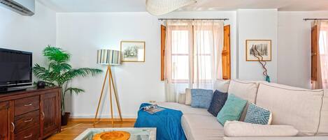 Apartment (3 Bedrooms) | Living area | 32-inch flat-screen TV with cable channels, TV