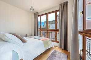 3 habitaciones, escritorio y espacio para trabajar con laptop