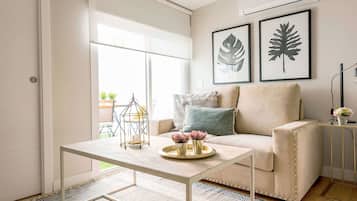 Appartement (1 Bedroom) | Woonruimte | Een 32-inch televisie met kabelzenders