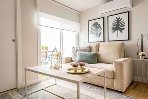 Appartamento (1 Bedroom) | Area soggiorno | TV 32 pollici con canali via cavo