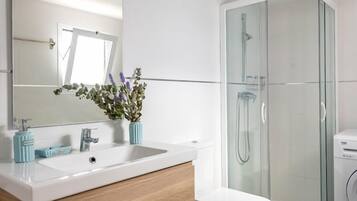 Appartement (1 Bedroom) | Badkamer | Een douche, een haardroger, zeep, shampoo