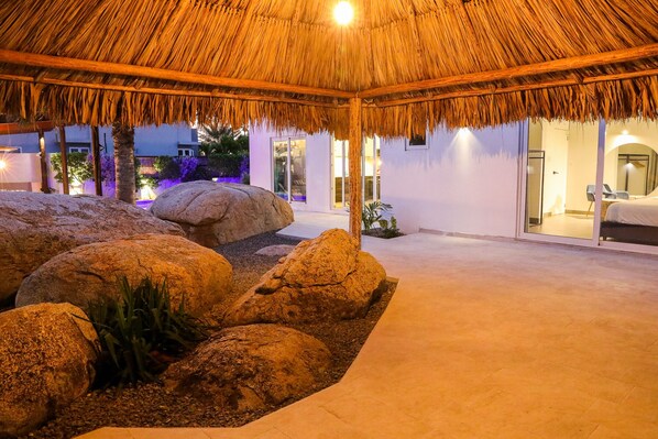 3 habitaciones, escritorio y tabla de planchar con plancha 