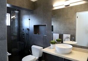 Badewanne, Haartrockner, Handtücher, Seife