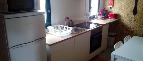 Réfrigérateur, micro-ondes, four, plaque de cuisson