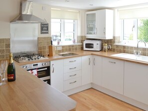 Cottage | Private kitchen | Fridge, microwave, oven, stovetop - A Devon Rural Retreat (Crediton)