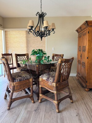 Dining - Waterfront, 2 bed, 2 bath, newly remodeled home overlooking Edgewater Lake. (Port Charlotte)