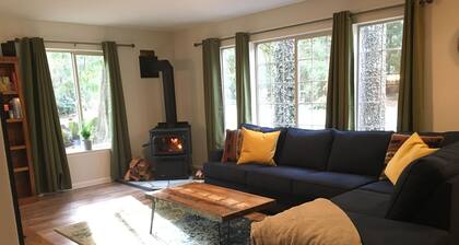 Spacious Mount Hood home near river, dogs OK, game room, WiFi