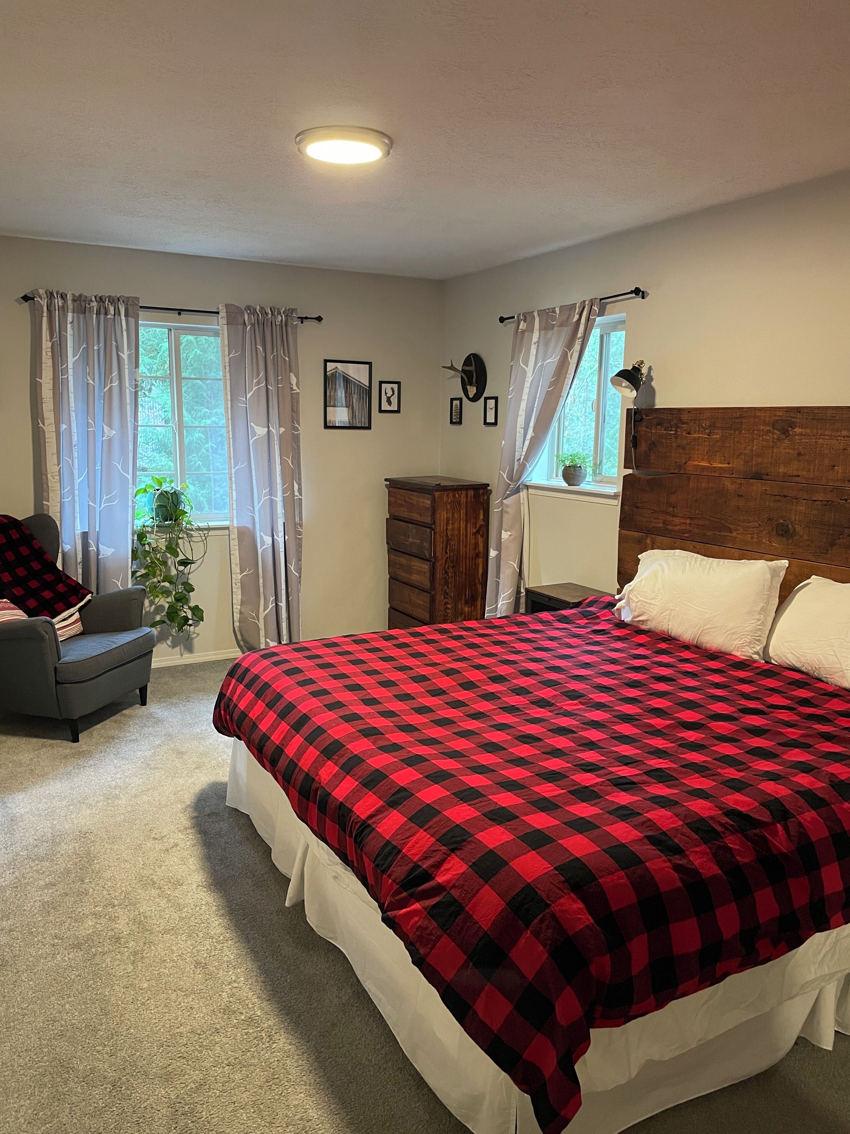 3 slaapkamers, een bureau, een strijkplank/strijkijzer, reisbedje