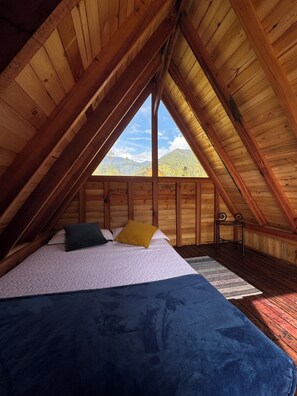 Cabaña panorámica, 1 cama matrimonial, vista a la montaña | Minibar, decoración personalizada, muebles diferentes y ropa de cama 