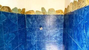 Cabaña panorámica, 1 cama matrimonial, vista a la montaña | Baño | Regadera, toallas, jabón, papel de baño