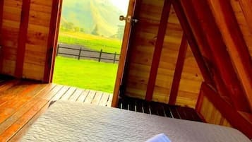 Cabaña panorámica, 1 cama matrimonial, vista a la montaña | Minibar, decoración personalizada, muebles diferentes y ropa de cama
