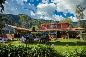 Lunch and dinner served, garden views  - Refugios Nidos del Condor -Cocora- (Salento)