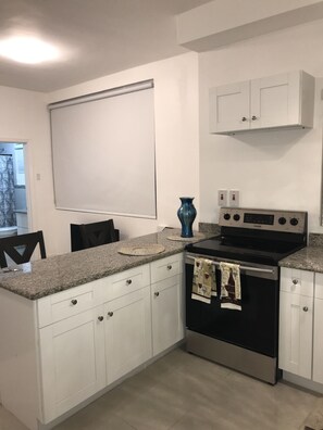 Réfrigérateur, four à micro-ondes, surface de cuisson, cafetière-théière