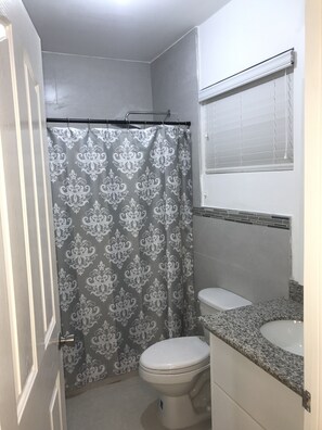 Douche, sĂšche-cheveux, savon, papier toilette