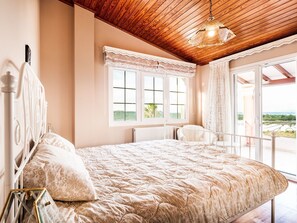 8 soverom, strykejern/-brett, reiseseng for barn og wi-fi (inkludert)