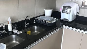 Apartamento luxo | Cozinha privada | Geladeira, micro-ondas, fogão, talheres/pratos/utensílios de cozinha