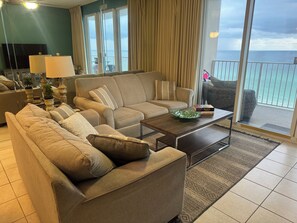 Smart TV, DVD player, video library - Inquire: 2026 Snowbird Rate! Ocean Front Deluxe: heated pool, hot tub,pickleball (Destin)
