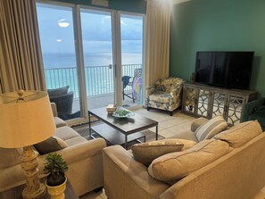 Smart TV, DVD player, video library - Beachfront - Panoramic Gulf Views - Walk to Restaurants - Heated Pool + Hot Tub (Destin)