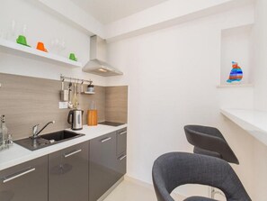 Frigorífico, microondas, placa de cocina y tostadora