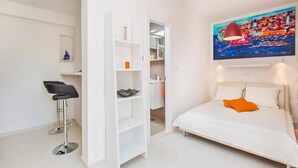 Une chambre à coucher moderne, équipée d’un lit, d’un bureau et d’une étagère.