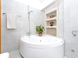 Badekar, hårtørrer, håndklæder