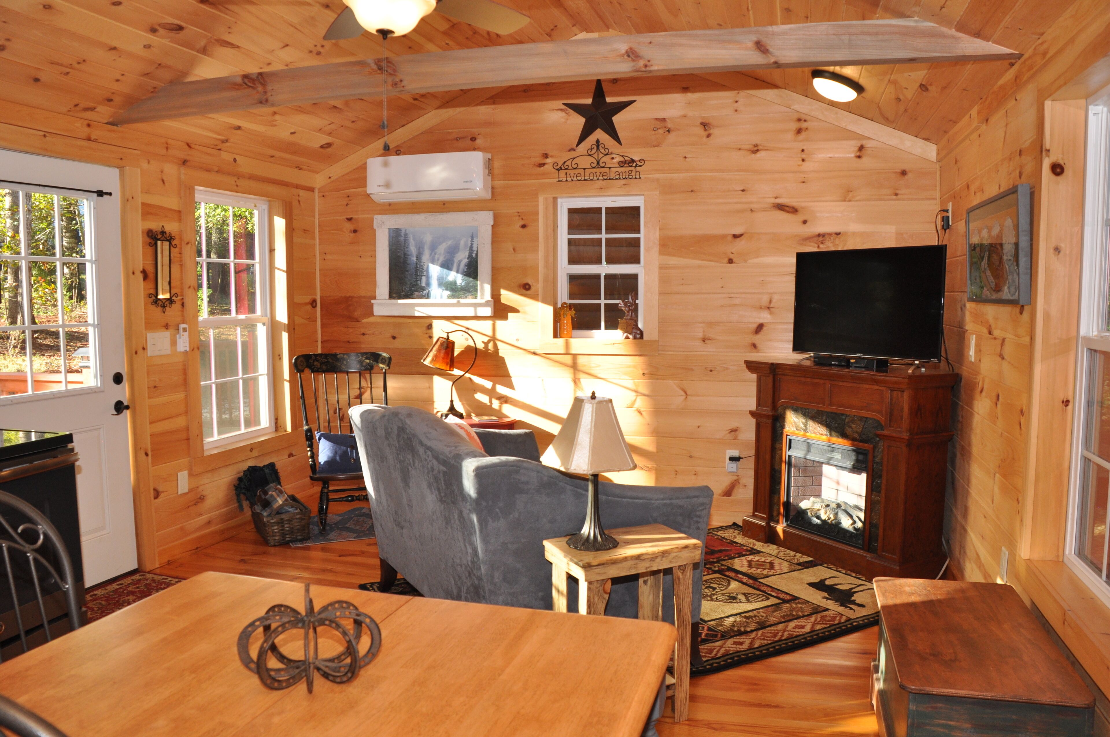 Smart-TV, Kamin, Videospiele, DVD-Player