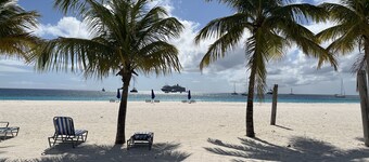 Beautifully appointed 2 bedroom apartment In Paynes Bay, St James