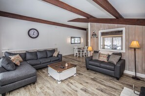 Maison, Plusieurs lits, patio | Salle de séjour | Téléviseur, foyer