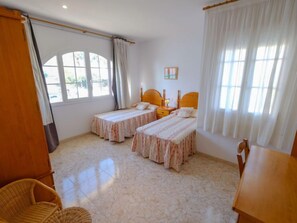 6 bedrooms, iron/ironing board, WiFi