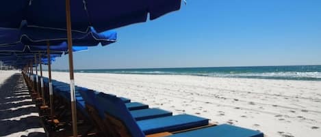 Sulla spiaggia, lettini da mare