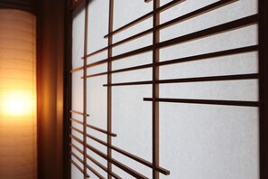 A close-up of a room's window with horizontal blinds. - Guesthouse Ivy (Higashi-osaka)