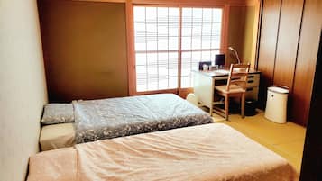 传统双床房 (303, Japanese Style) | 特色装修、特色家居、办公桌、笔记本电脑工作区