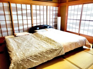 Japanese Style Room (304) | Individually decorated, individually furnished, desk, laptop workspace - Guesthouse Ivy (Higashi-osaka)