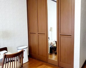 Women's Dormitory Single Bed (Women Only) | Individually decorated, individually furnished, desk, laptop workspace - Guesthouse Ivy (Higashi-osaka)