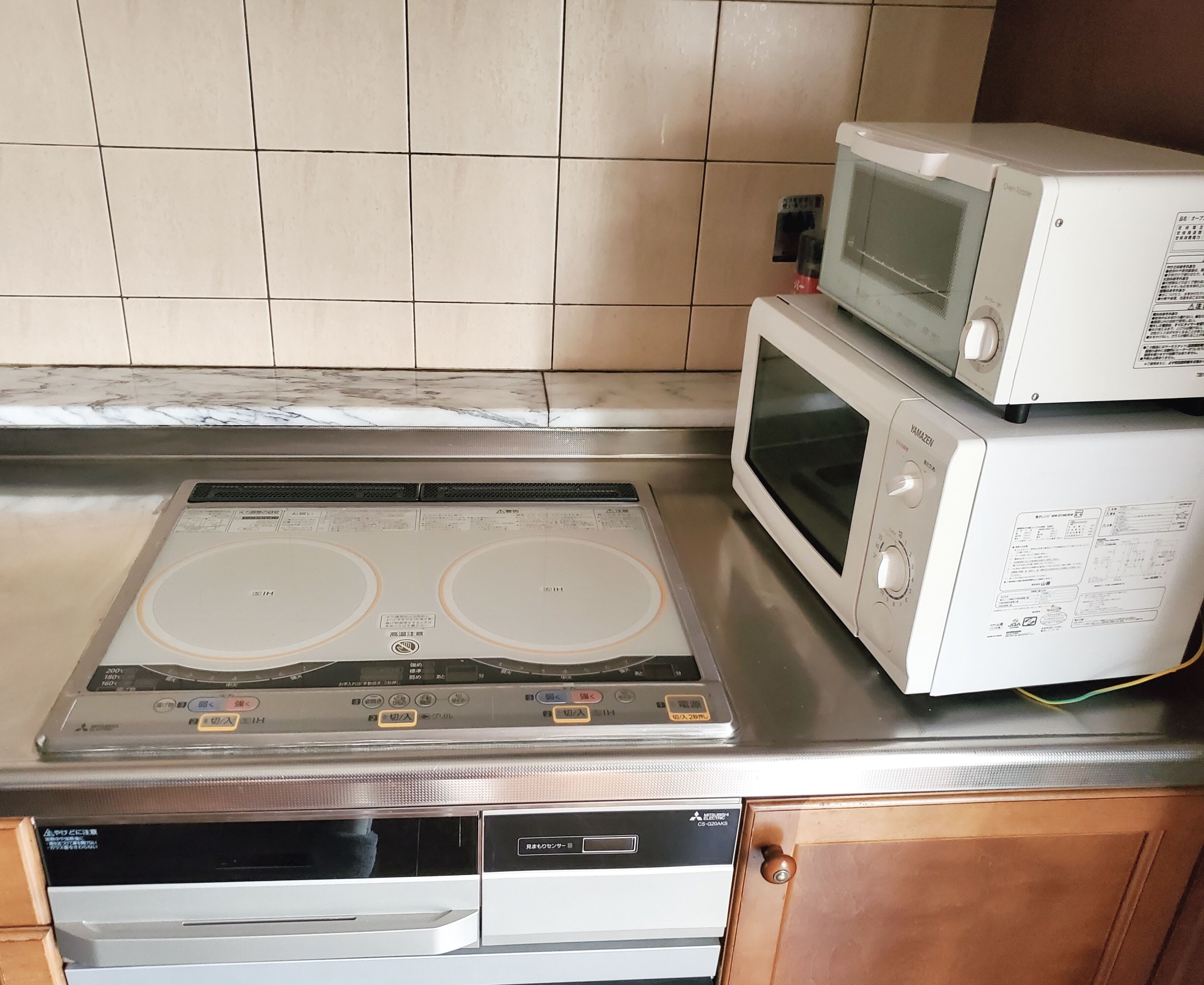 A kitchen with a built-in induction cooktop, a microwave, and a dishwasher.