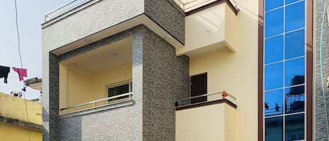 Pintu masuk properti