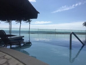 Una piscina al aire libre, una piscina climatizada