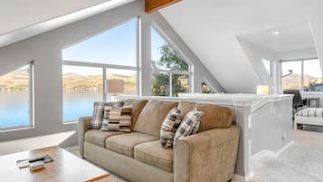 Télévision, cheminée, table de tennis de table