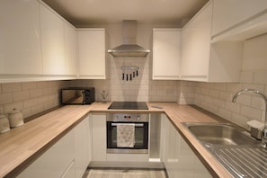 Oven, stovetop, cookware/dishes/utensils - Spacious 2 Bed Flat With Parking In Bedminster (Bristol)