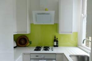 Fridge, oven, stovetop, cookware/dishes/utensils - Spacious 1 Bedroom Flat in Battersea Park (London)