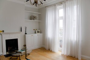 1 bedroom, bed sheets - Spacious 1 Bedroom Flat in Battersea Park (London)