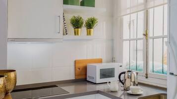 Refrigerador con freezer, microondas, placa de cocina, cafetera/tetera