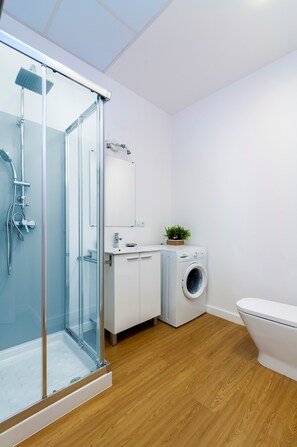 Apartment, 2 Bedrooms | Bathroom | Shower, hair dryer, towels, soap