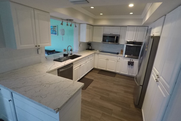 Réfrigérateur, four à micro-ondes, un four, surface de cuisson