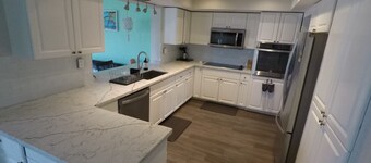 Treasure Cove - 2,100sqft Home away from Home, 1.4m to the Beach, 3bdrm, 2 bath