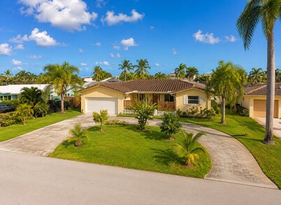 Treasure Cove - 2,100sqft Home away from Home, 1.4m to the Beach, 3bdrm, 2 bath