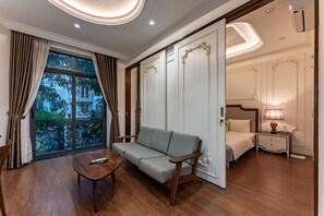 Apartamento Signature | Zona de estar | Televisión de pantalla plana de 49 pulgadas con canales por cable