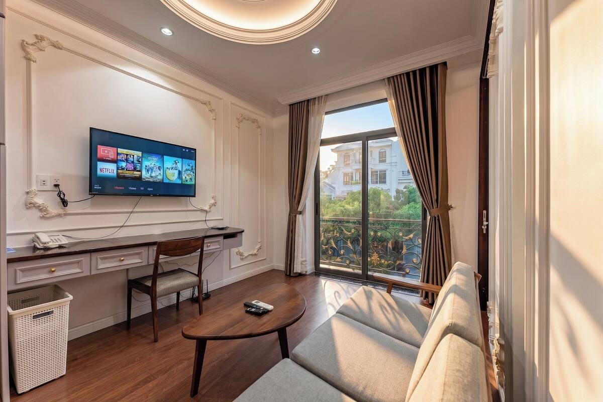 Apartamento Signature | Zona de estar | Televisión de pantalla plana de 49 pulgadas con canales por cable
