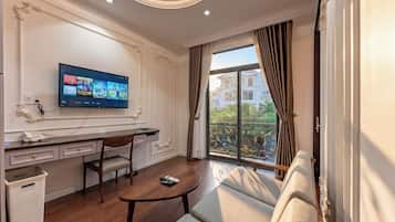Apartamento Signature | Zona de estar | Televisión de pantalla plana de 49 pulgadas con canales por cable